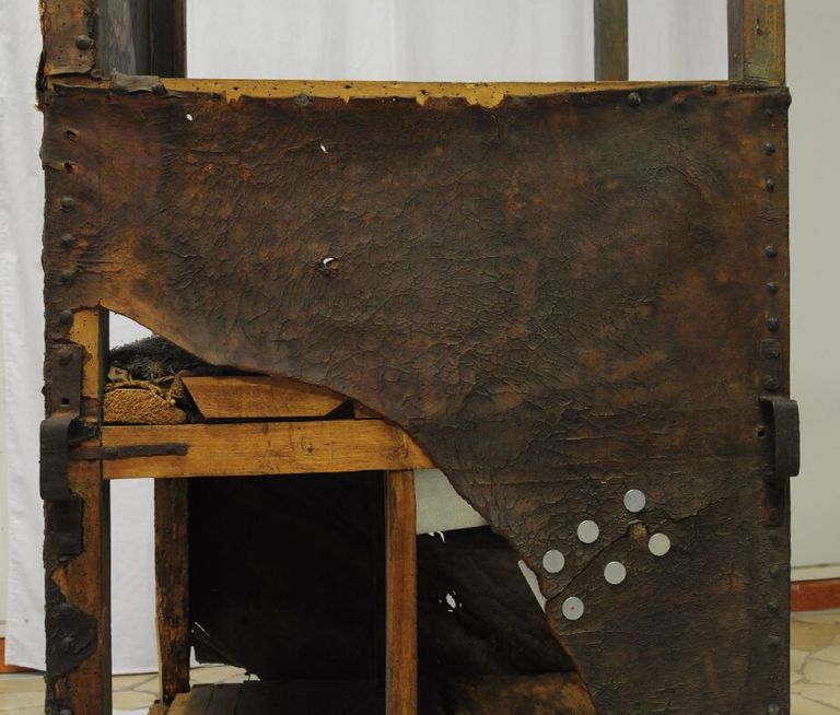 portantina seicentesca durante il restauro, riposizionamento lacerazione tramite magneti - ph.: Federica Romagnoli - Studio di restauro